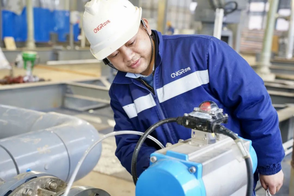 “磷”跑先鋒 | 使命必達(dá) 他獲得開(kāi)陽(yáng)產(chǎn)業(yè)基地首個(gè)“攻堅(jiān)克難個(gè)人”獎(jiǎng)